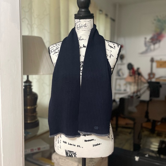 EUC Unisex Youth’s Dolce & Gabbana Cashmere Scarf With Logo Patch In Dark Navy - Picture 3 of 9